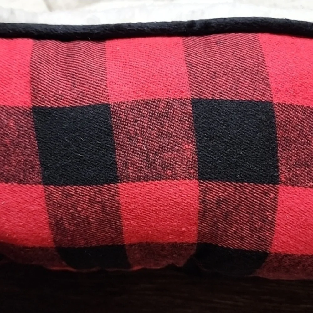 Red & Black Plaid Pet Cat Dog Bed with Cream Colored Sherpa Interior NWOT